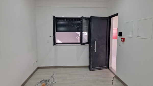 Miniatura do gabinete comercial com WC